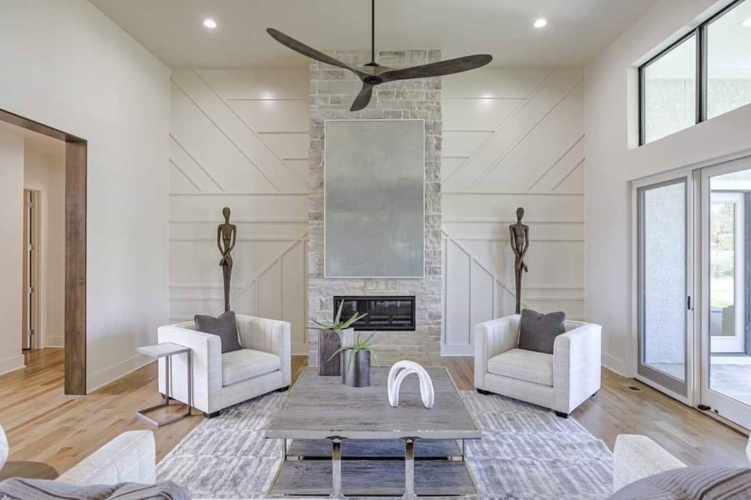 "Sala de estar elegante en tonos blancos con diseño moderno y sofisticado, destacando la armonía entre muebles y decoración."