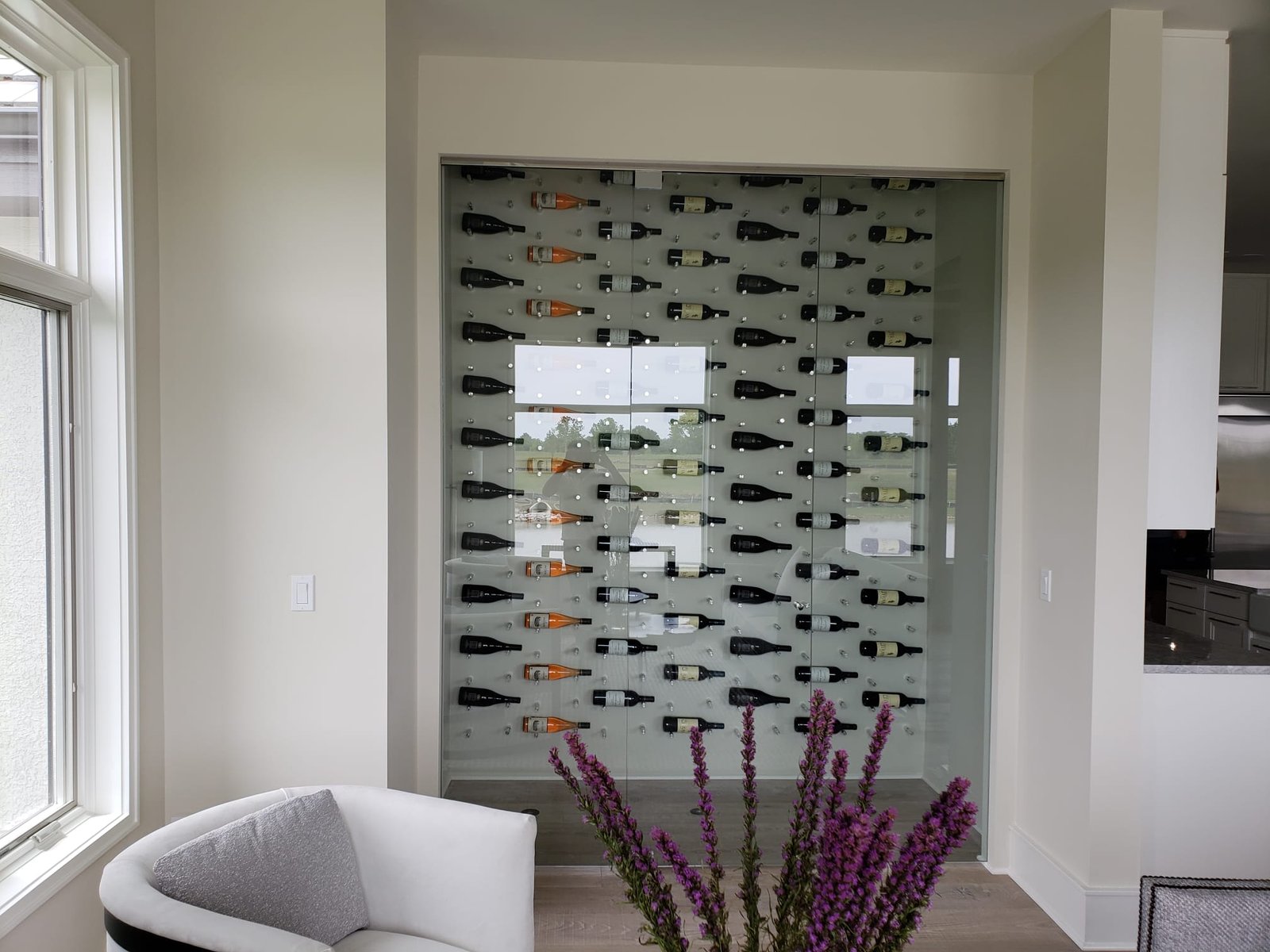 "Sala elegante con puertas de vidrio, integrando iluminación natural y diseño moderno para un ambiente cómodo y acogedor."